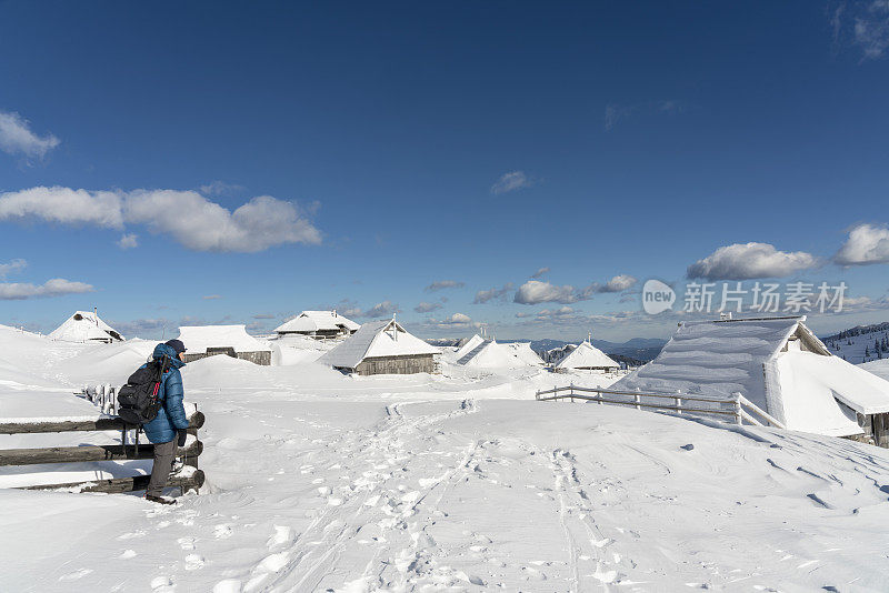 大牧场高原，Velika Planina在寒冷的冬天下雪